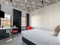 Peppers-Gallery-Hotel-Canberra_Peppers_Queen_Room_4