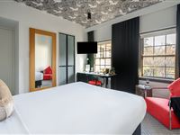 Peppers-Gallery-Hotel-Canberra_Peppers_Queen_Room_5